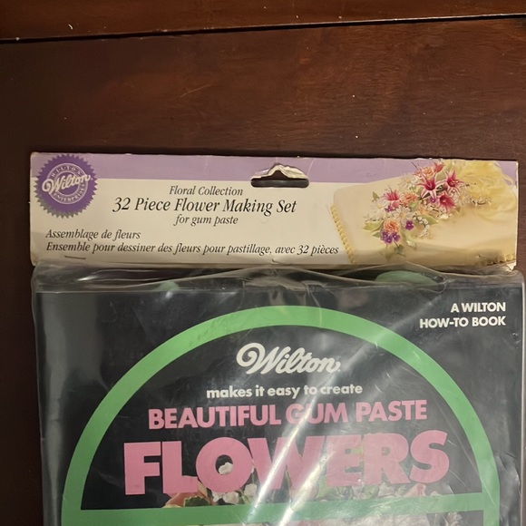 Sealed! Vintage 1997 Wilton Gum Paste Flower Kit - Picture 3 of 8